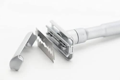 MERKUR FUTUR 700 Adjustable Double Edge Safety Razor - Matte Chrome, 13.5g (0.476 oz) | Precision German Engineering for a Custom Shave thumbnail 2