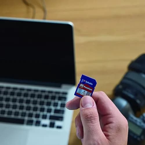 Verbatim Premium 4GB SDHC Memory Card, UHS-I U1 Class 10, 30MB/s | Reliable Storage for Photos & Full HD Video thumbnail 3