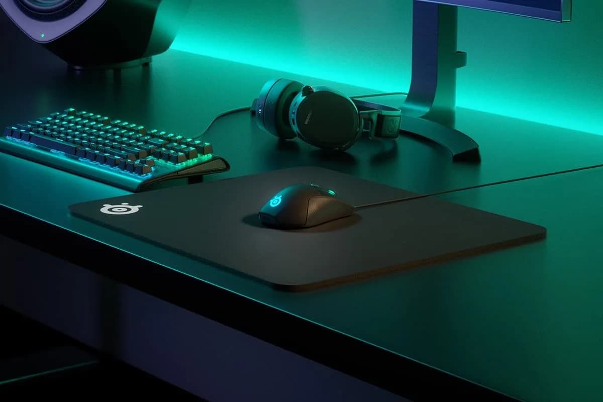 SteelSeries QcK Hard Medium Gaming Mouse Pad | Pinpoint Accuracy for Esports Pros - view 3