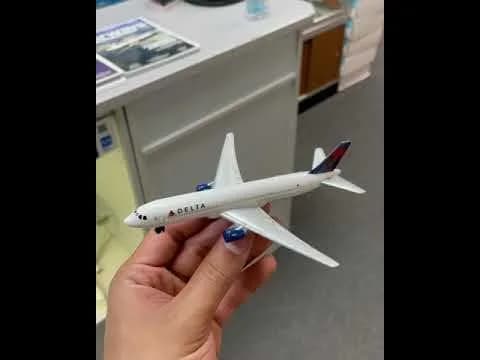 Daron Delta Air Lines Die-Cast Model Airplane Toy | Authentic Aviation Collectible for Kids & Collectors thumbnail 8