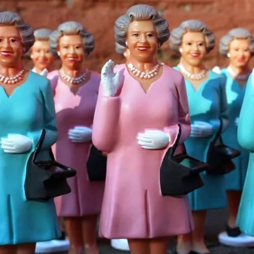 Kikkerland Solar Powered Waving Queen Figurine | Fun Decor for Home & Garden, Office Desk, Gift (6-1/4-inch) thumbnail 6