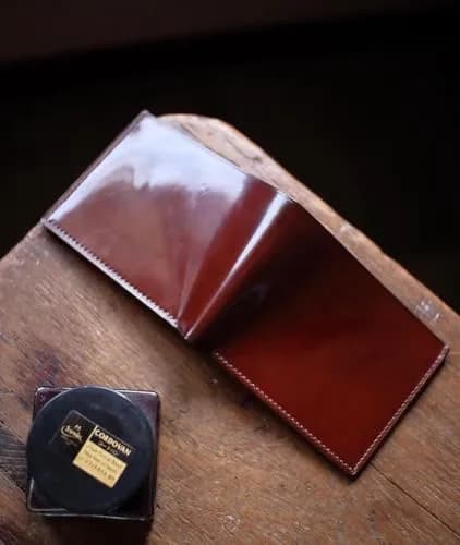 Saphir Medaille d’Or Cordovan Cream - Natural Wax Polish for Leather Shoes & Boots - Black | High-End Leather Care thumbnail 6