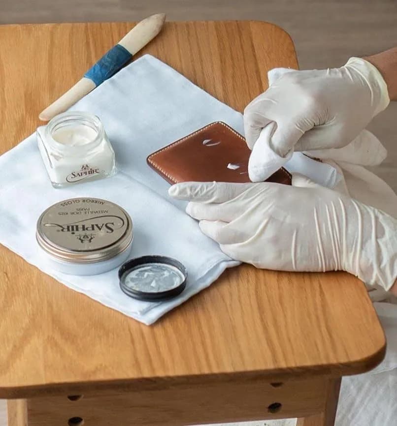 Saphir Medaille d’Or Cordovan Cream - Natural Wax Polish for Leather Shoes & Boots - Black | High-End Leather Care thumbnail 7
