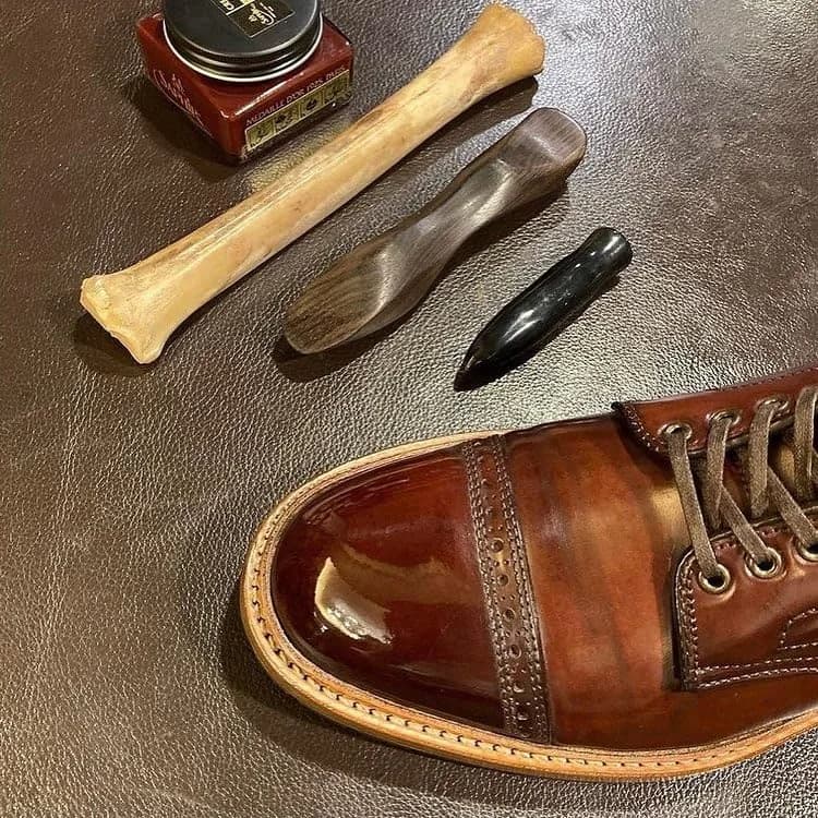 Saphir Medaille d’Or Cordovan Cream - Natural Wax Polish for Leather Shoes & Boots - Black | High-End Leather Care thumbnail 4