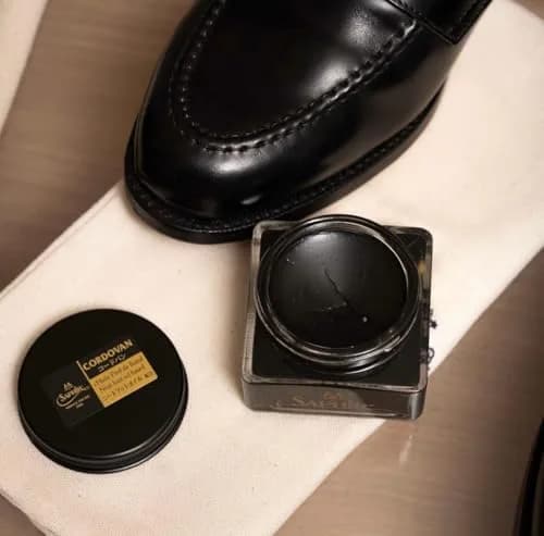 Saphir Medaille d’Or Cordovan Cream - Natural Wax Polish for Leather Shoes & Boots - Black | High-End Leather Care thumbnail 5