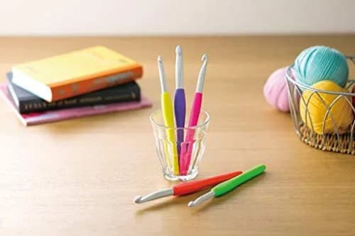 Clover Amour Ergonomic Crochet Hook Size E (3.5mm) Magenta | Comfortable Grip for Effortless Crafting thumbnail 3