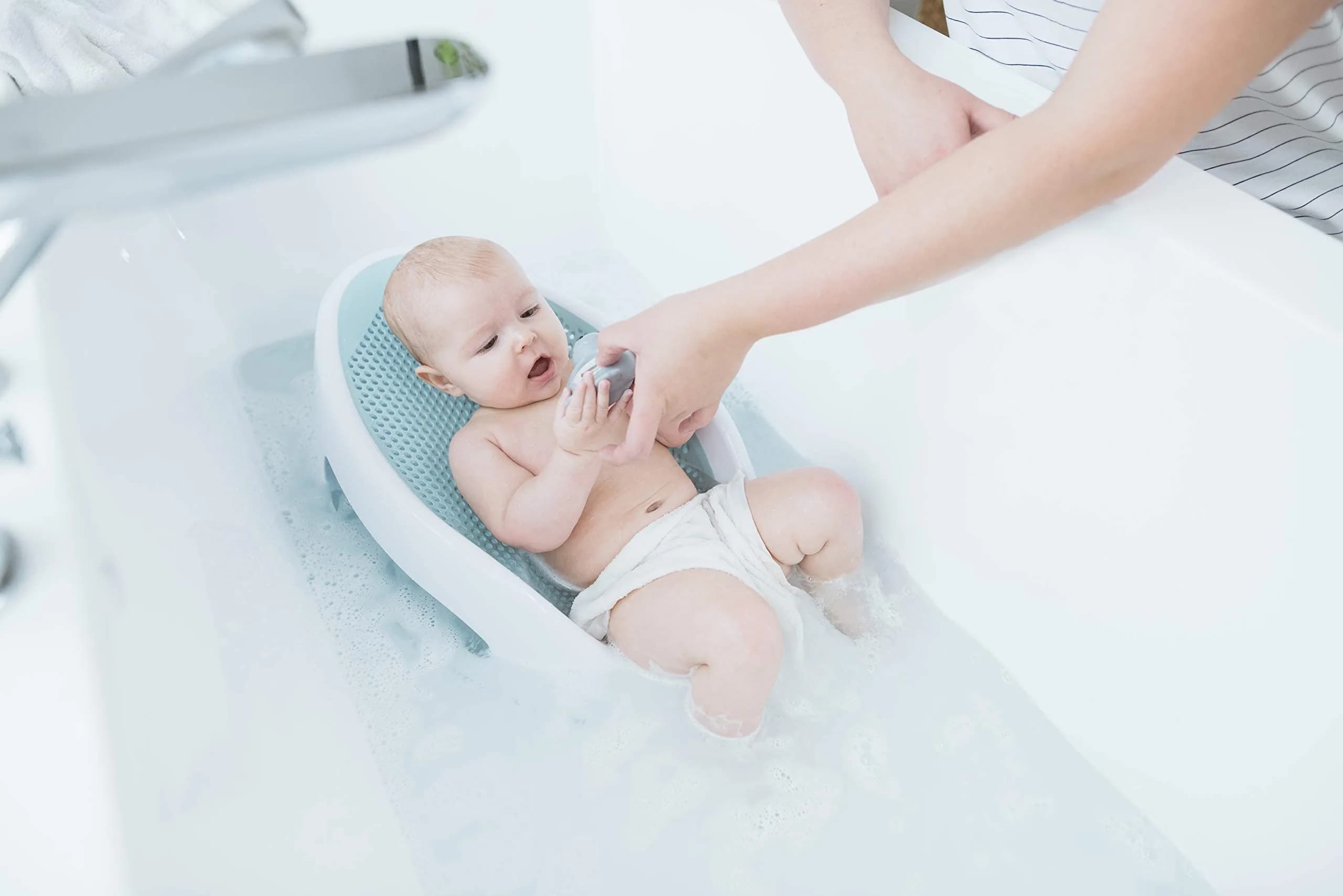 Angelcare Soft-Touch Baby Bath Support & Rinser Bundle, Aqua 0.75 kg (1.65 lb) | Ergonomic Design for Newborns - view 7