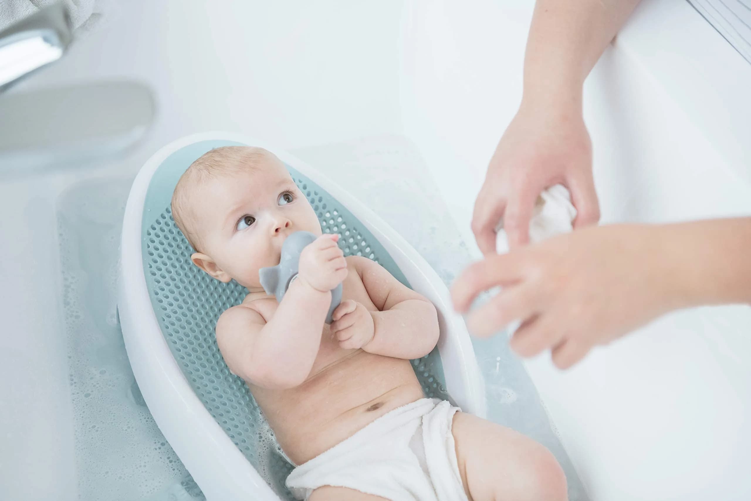Angelcare Soft-Touch Baby Bath Support & Rinser Bundle, Aqua 0.75 kg (1.65 lb) | Ergonomic Design for Newborns - view 8