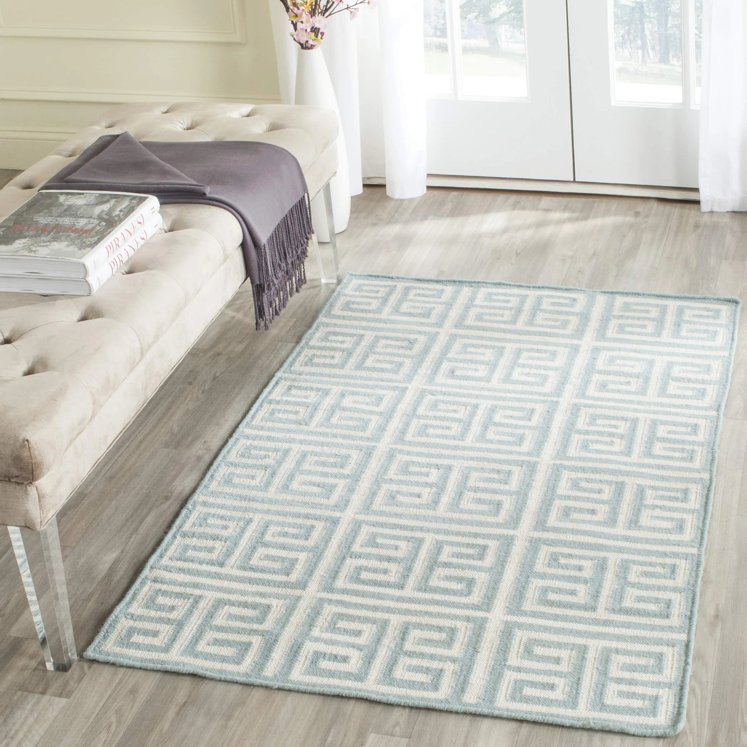 SAFAVIEH Dhurries Collection Accent Rug - 4' x 6', Blue & Ivory, Handmade Flat Weave Wool & Banana Silk