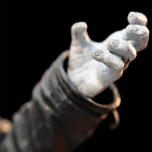 Diamond Select Toys Sin City Marv Action Figure 17.78 cm (7 inches) | Fully Poseable Collector's Item thumbnail 7