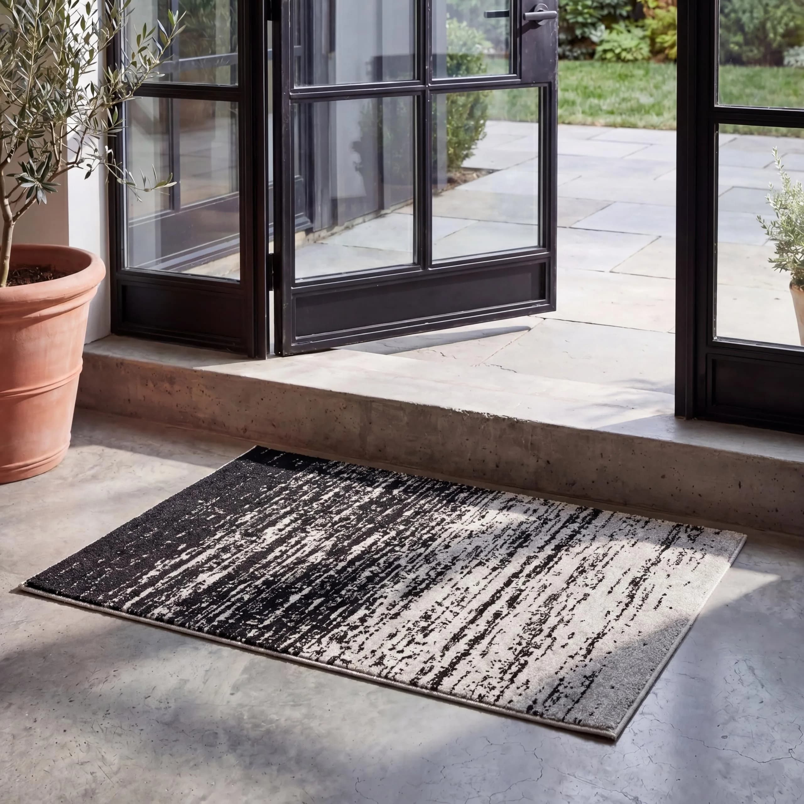SAFAVIEH Adirondack Area Rug 4x6, Silver & Black | Modern & Durable Polypropylene — Silver/Black