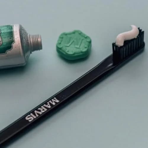Marvis Toothbrush Medium Nylon Bristle Silver | Lightweight & Travel-Friendly thumbnail 5