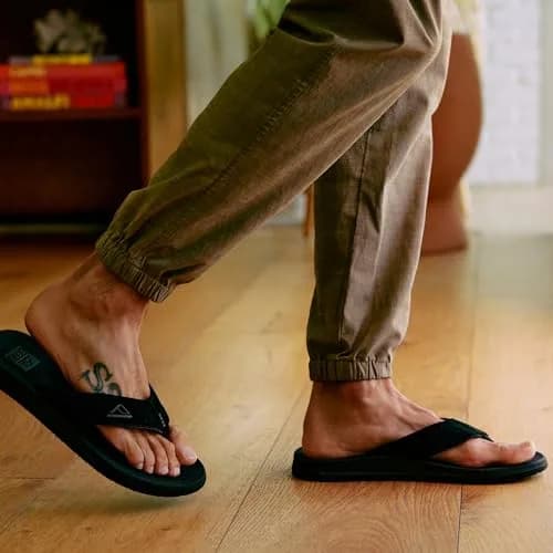 Reef Phantoms Mens Beach Flip Flop Water Friendly Supportive Molded Footbed Brown 9 thumbnail 2