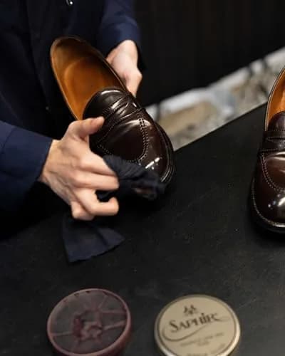 Saphir Medaille d’Or Mirror Gloss - Natural Wax Polish for Leather Shoes & Boots - Black | Mirror Shine Finish, 75ml thumbnail 2
