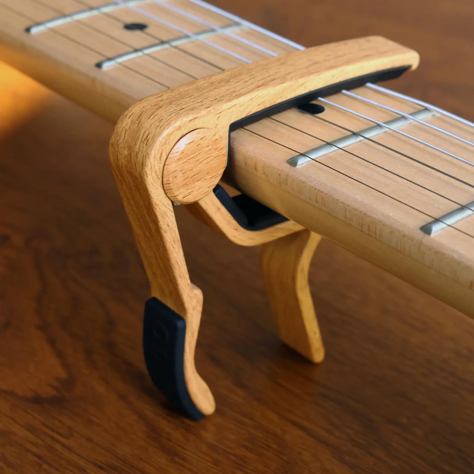 WINGO Guitar Capo for Acoustic and Electric Guitar with 5 Picks, Burlywood | Quick-Release, No Buzz, 6-String Steel Acoustic/Electric - view 5