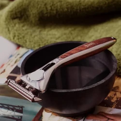 Wilkinson Sword Quattro Vintage Edition Men's Razor with 5 Blades | Titanium Coated Blades for Close, Comfortable Shave thumbnail 2