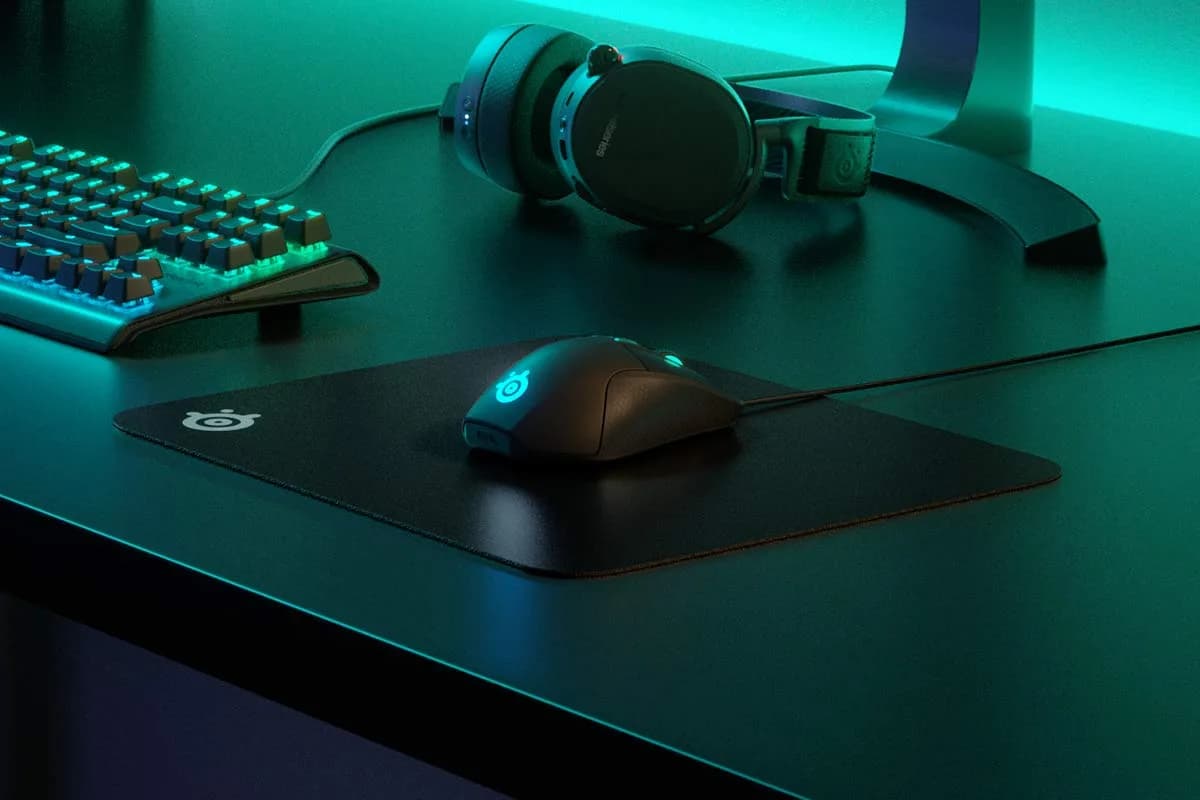 SteelSeries QcK Hard Medium Gaming Mouse Pad | Pinpoint Accuracy for Esports Pros - view 3