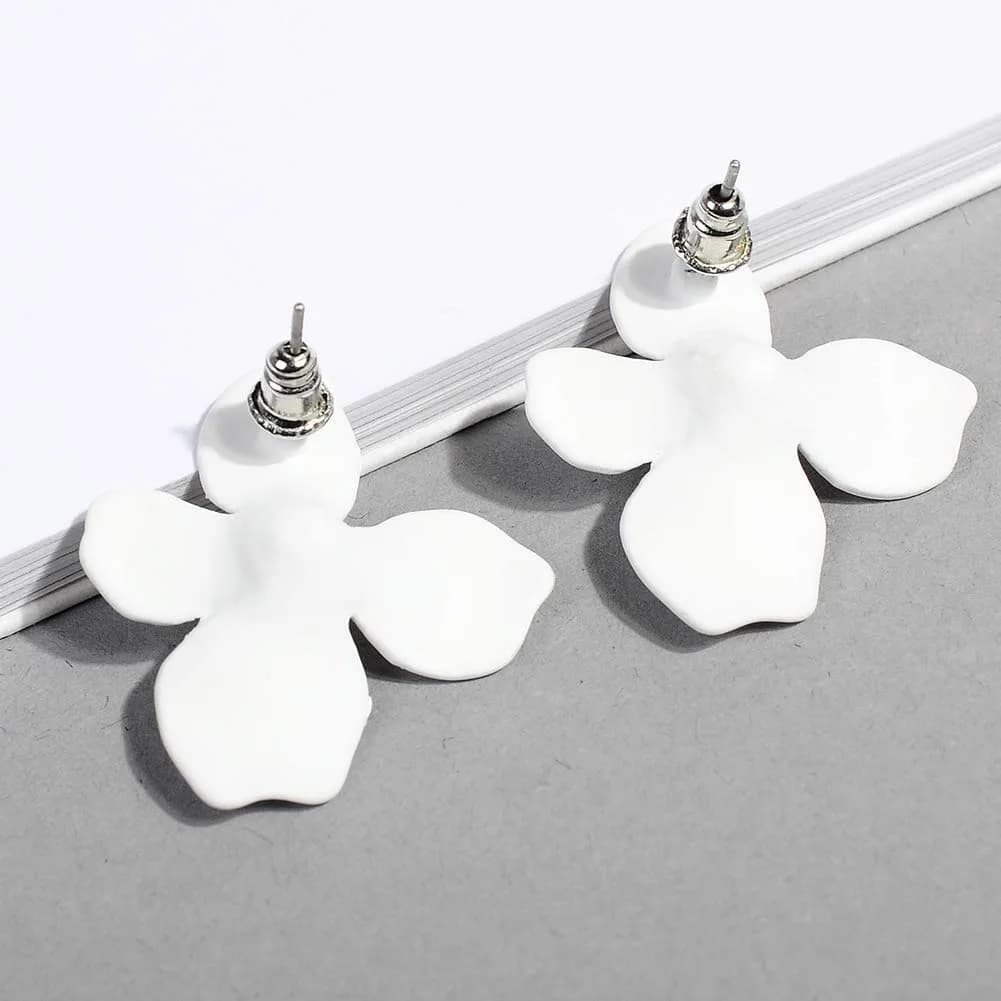 Artilady White Flower Boho Stud Earrings for Women | Hypoallergenic Lightweight Acrylic Resin - view 4