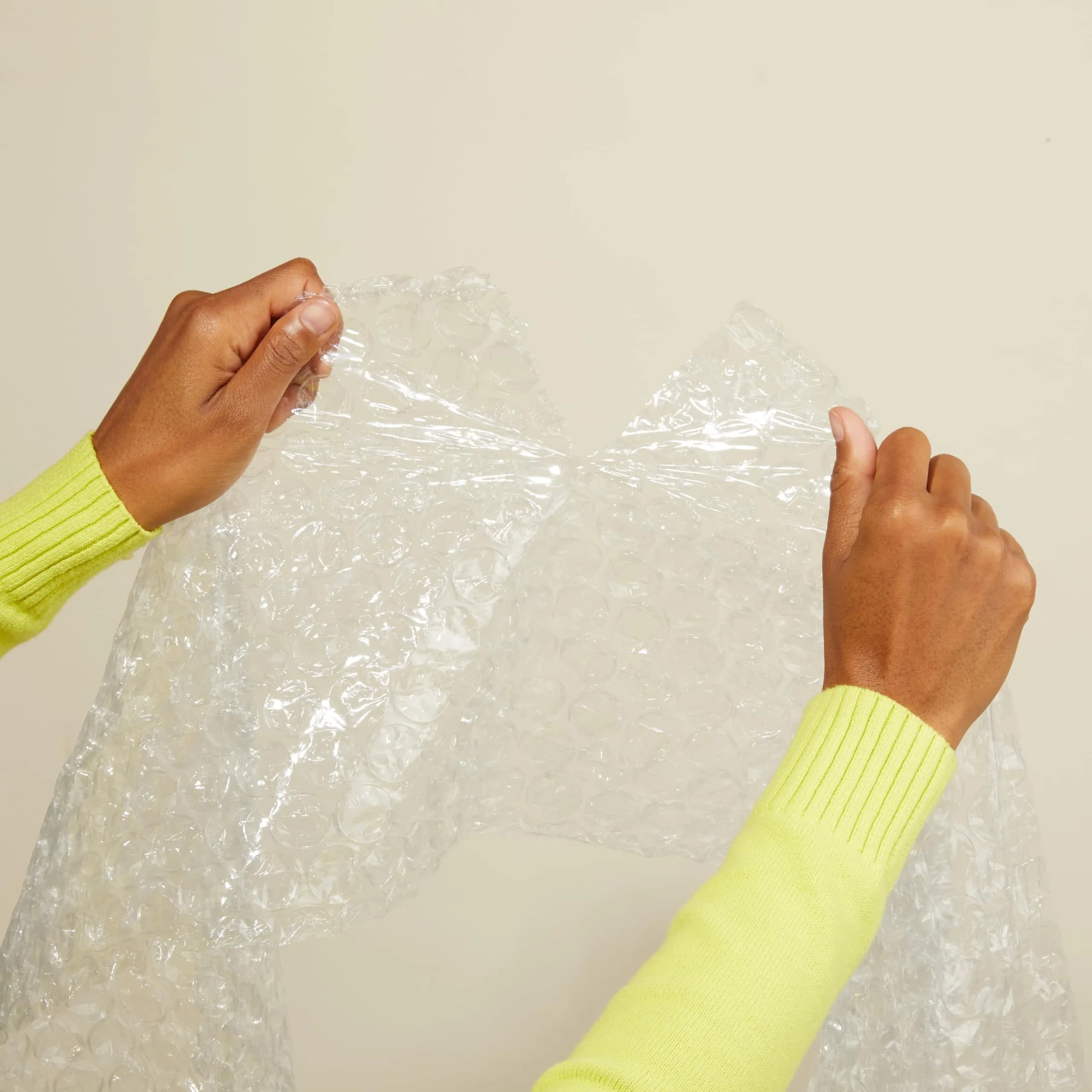 Amazon Basics Bubble Cushioning Wrap Large 5/16" Roll | Perforated for Easy Tearing - view 4
