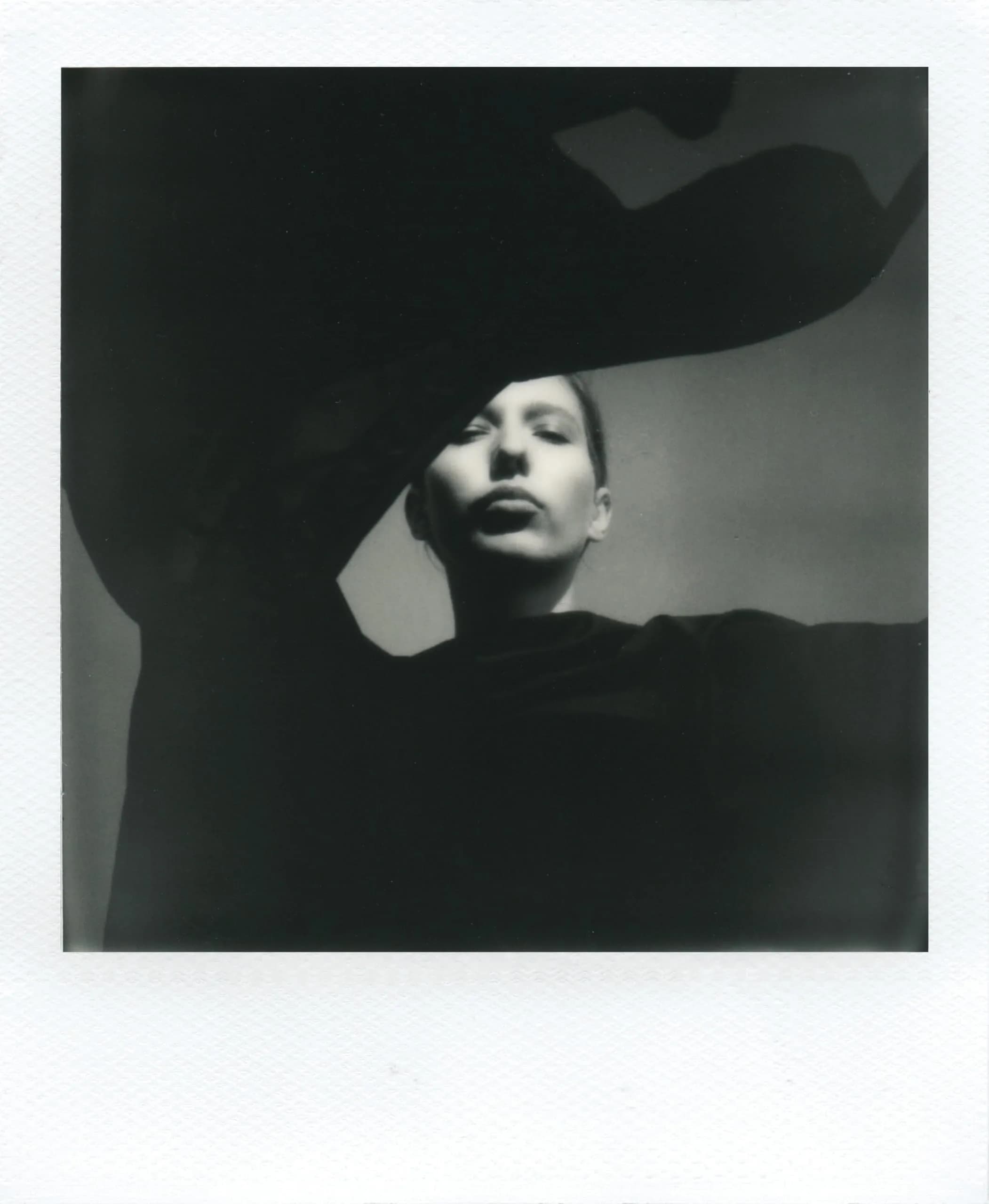 Polaroid B&W Film for I-Type Cameras (6001) 8 Photos | Fresh Film for Instant Memories - view 3