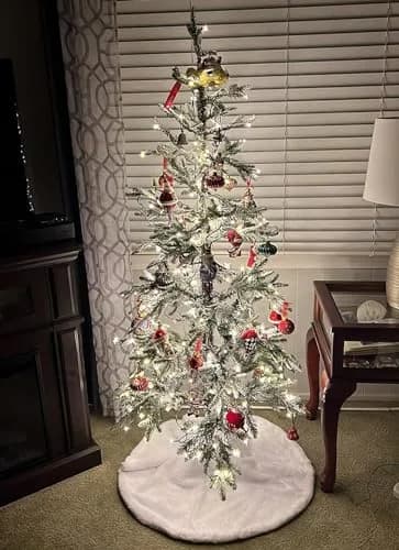 yuboo White Fluffy Fur Christmas Tree Skirt 76cm (30 inches) | Soft Faux Fur Rug for 4ft Slim Trees thumbnail 7