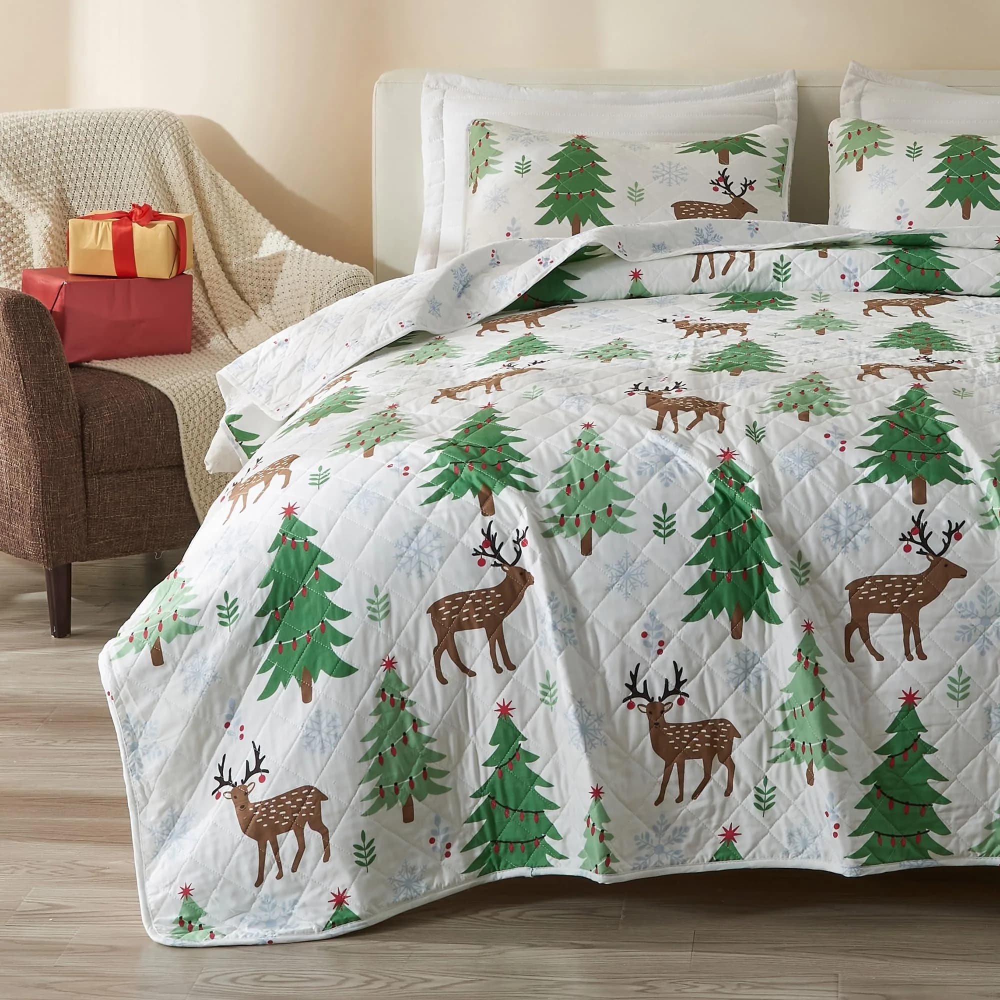 Great Bay Home King Size Christmas Quilt Set with Shams | Reversible Holiday Pattern, Microfiber, All-Season Comfort (70-120 chars) — Green