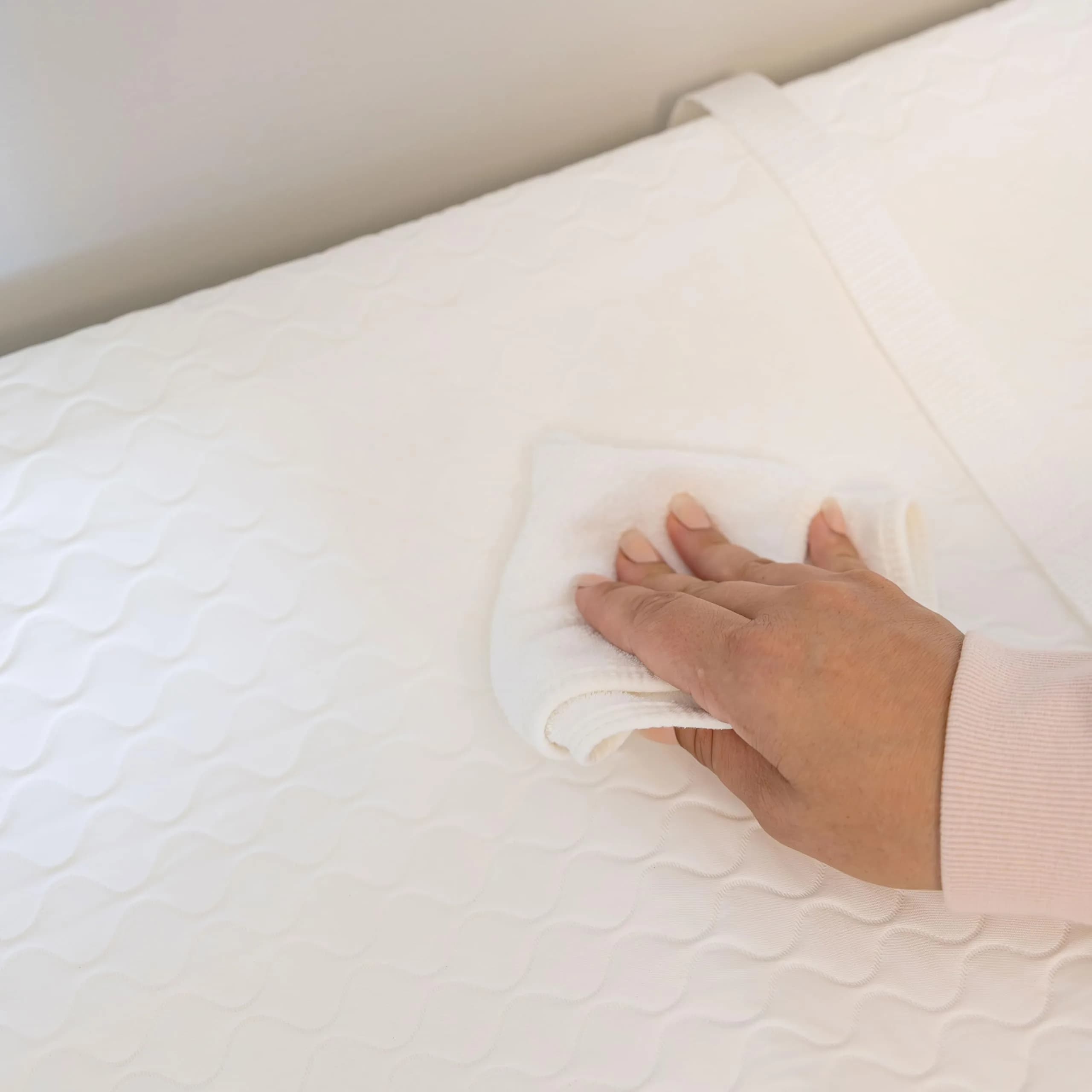 Regalo Baby Basics Contoured Changing Pad with Non-Slip Grip & Safety Strap, White | 80cm x 40cm x 10cm (31" x 16" x 4") - view 8