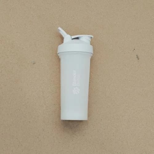 BlenderBottle Classic V2 Shaker Bottle 946ml (32 oz) | Powerful Mixing System for Protein Shakes & Smoothies thumbnail 6