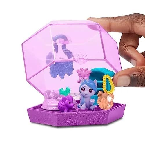 My Little Pony Mini World Magic Crystal Keychain Izzy Moonbow Toy - Portable Mini Playset, Pony, and Accessories for Kids Ages 5+ thumbnail 5