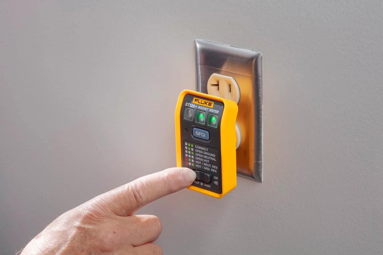 Fluke ST120+ GFCI Socket Tester with Audible Beeper & LEDs | Cat III 300V Rated - view 5