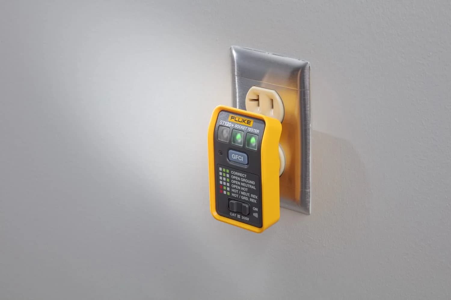 Fluke ST120+ GFCI Socket Tester with Audible Beeper & LEDs | Cat III 300V Rated - view 3