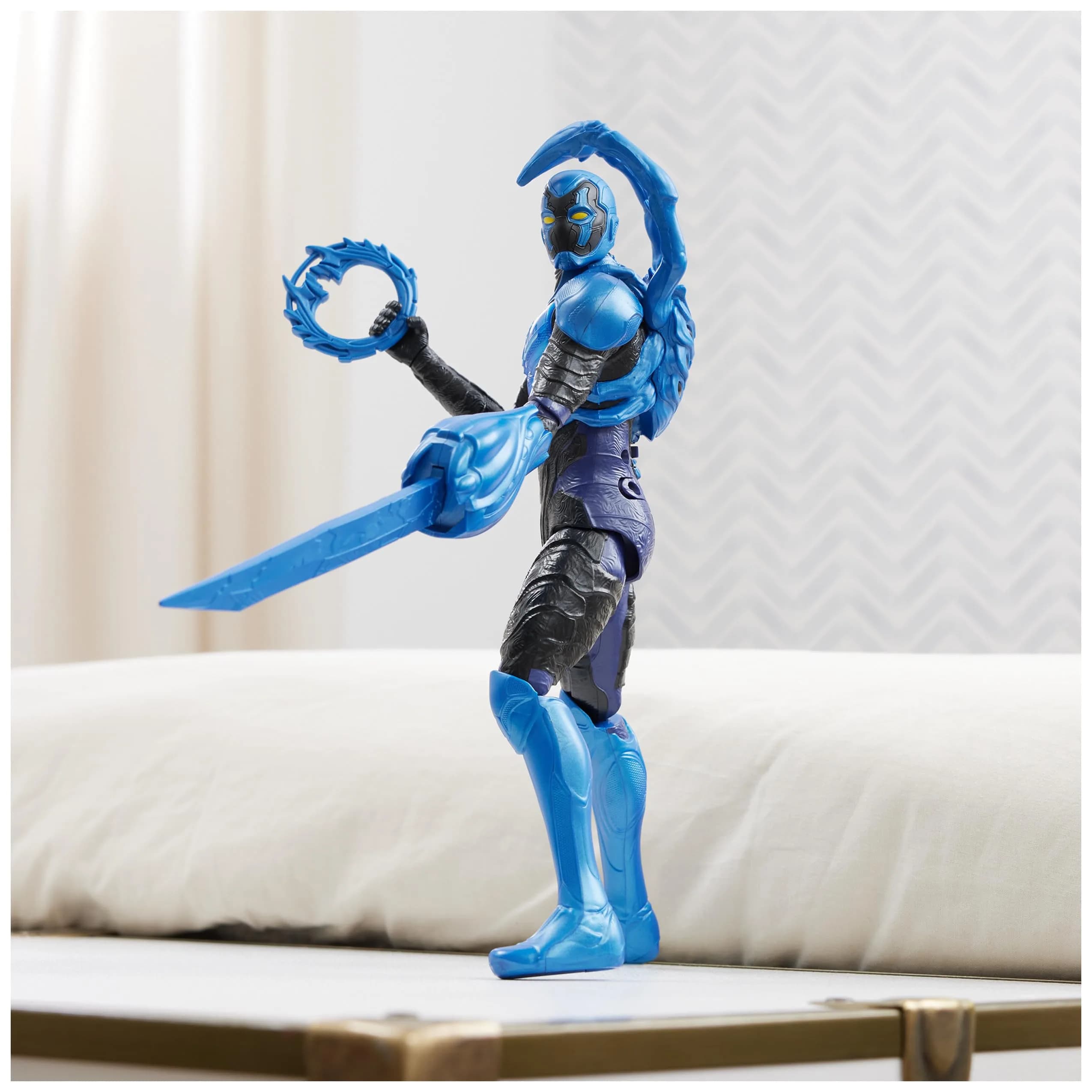 DC Comics Battle-Mode Blue Beetle Action Figure 12-inch (30 cm) | Lights & Sounds - view 7