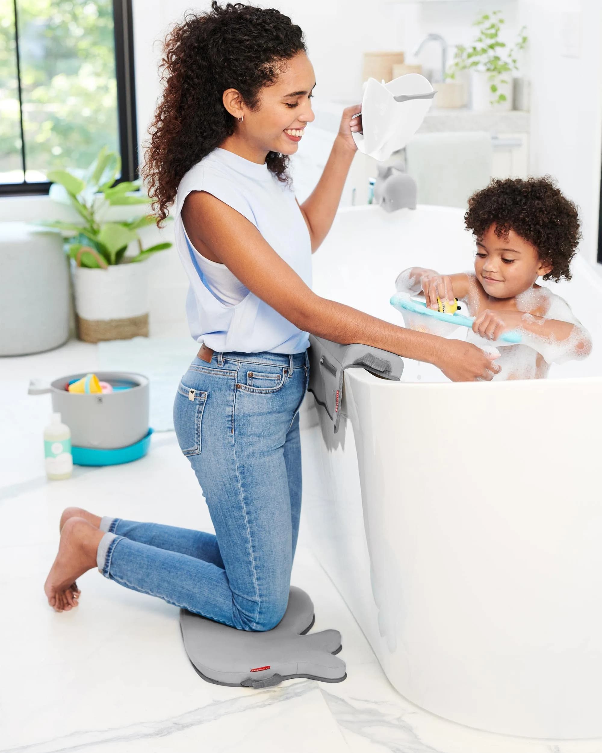 Skip Hop MOBY Tear-Free Bath Rinser Cup with Waterfall Spout, White (710 mL / 24 Fl Oz) | Gentle on Eyes & Ears - view 7