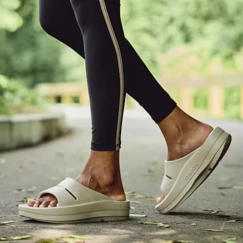 OOFOS OOmega OOahh Recovery Sandal Women’s Size 10 | Impact-Absorbing OOfoam for Active Recovery thumbnail 2