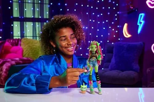 Monster High Venus McFlytrap Doll 5.9 inches | Fully articulated, collectible doll for kids 4+ thumbnail 2