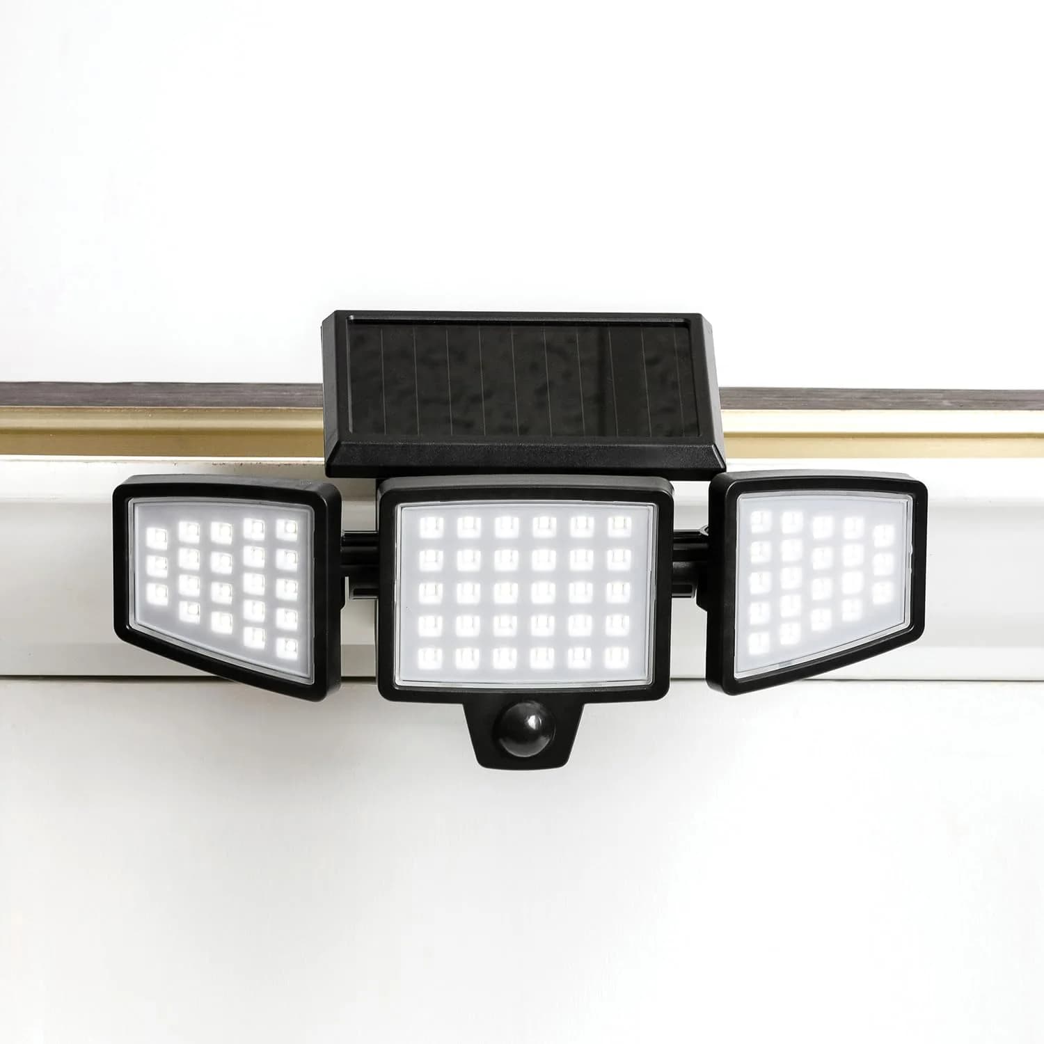 INSERT TOOLLESS PRODUCTS Solar Security Light 1,000 Lumens | Tool-Free Gutter Mount, Motion-Activated, Black