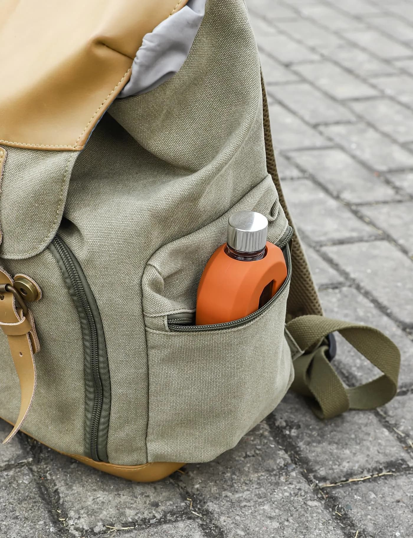 Delove Modern Glass Hip Flask with Silicone Sleeve 220ml (7.5oz) | Anti-Shock Protection for Travel - view 6