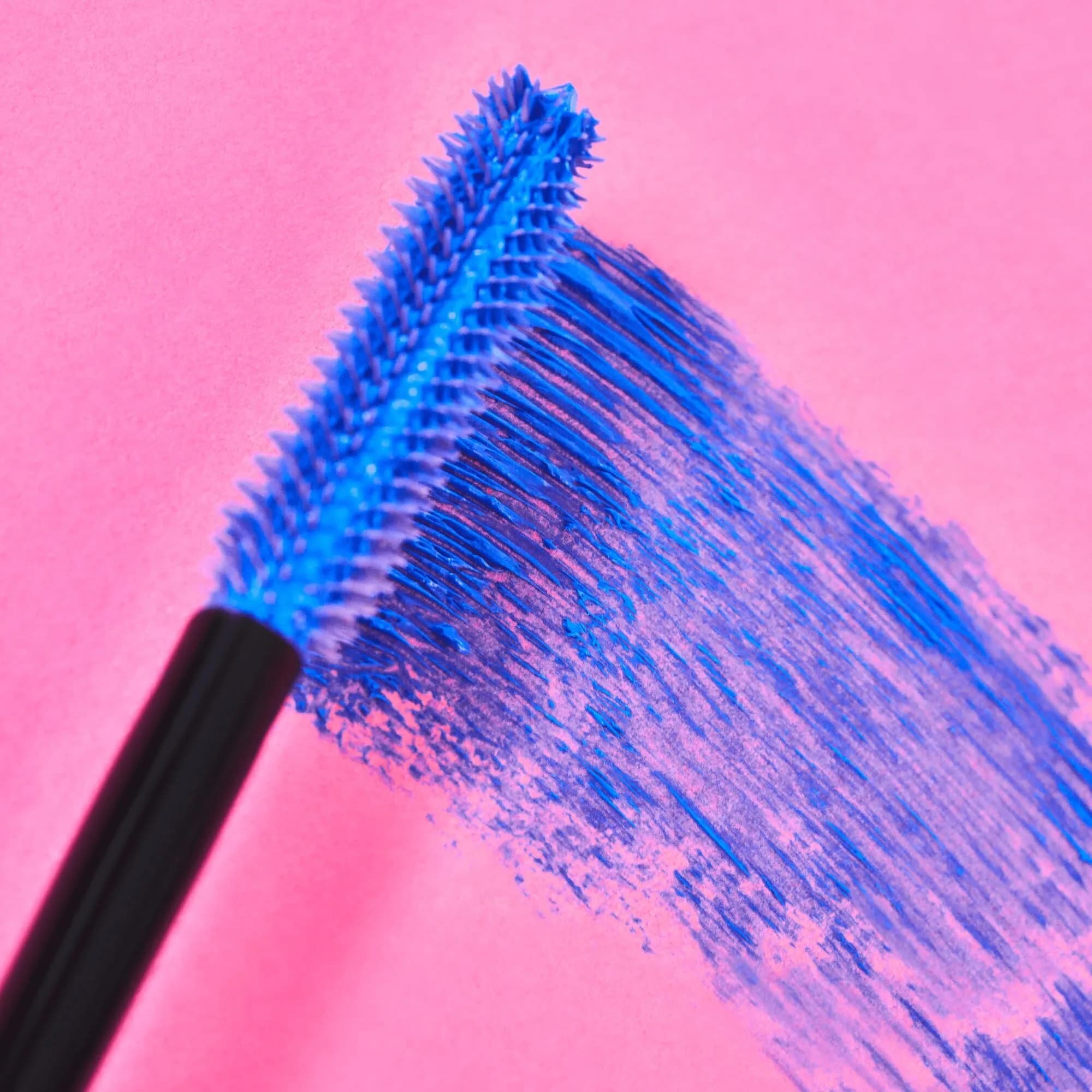 Essence Cosmetics I Love Extreme Blue Crazy Volume Mascara | Ultra-Blue, High-Impact Color & No Clumps - view 4