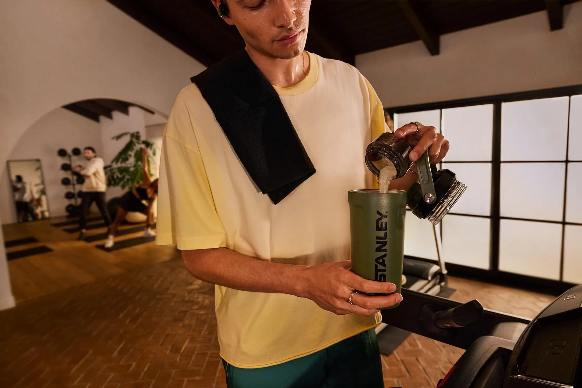 STANLEY Vitalize Shaker Bottle 567g (20 oz) | Leakproof Insulated Stainless Steel Shaker Cup with Base Storage and Fast Flow Lid | Protein Powder Mixer - view 4