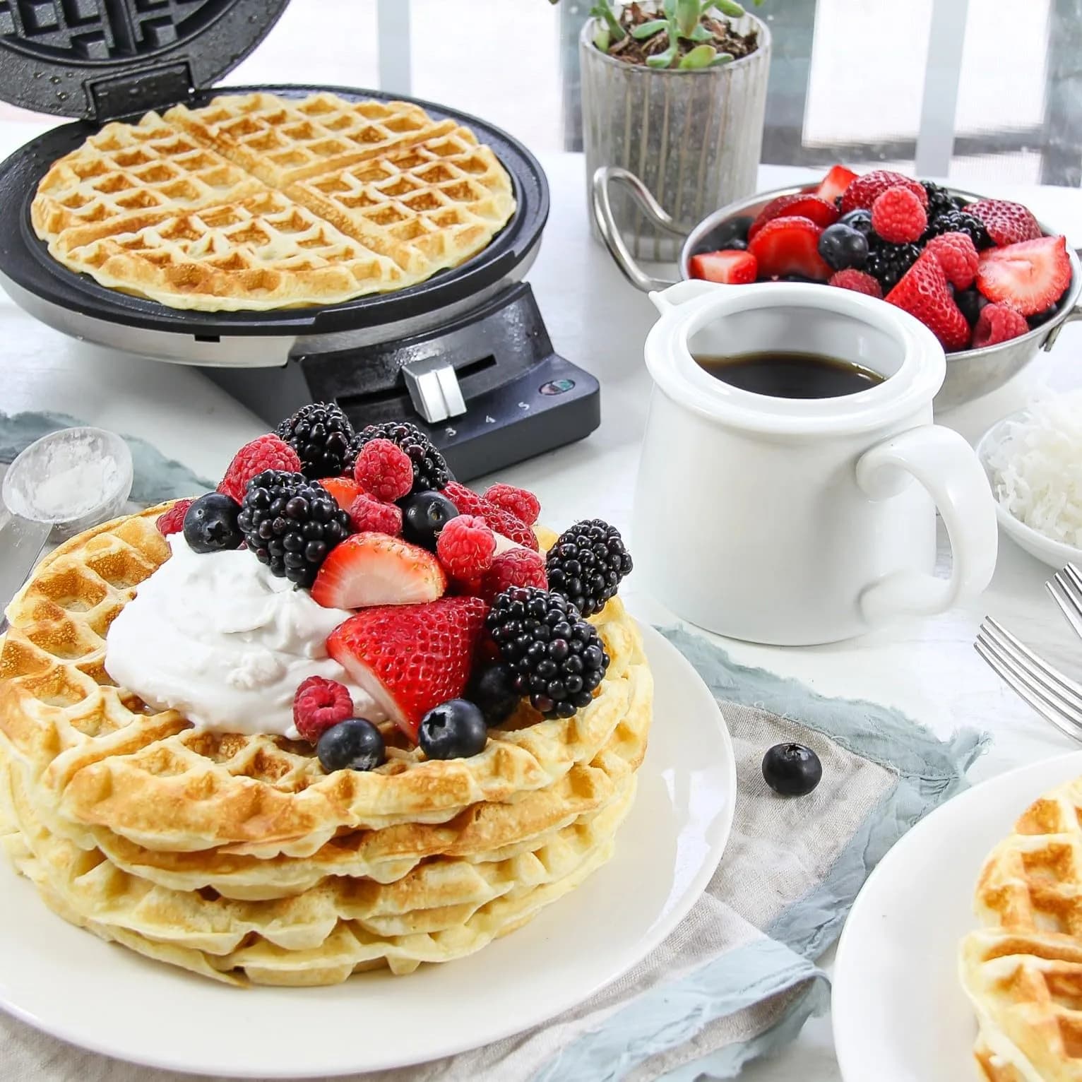 Cuisinart Round Classic Waffle Maker 1250W | 18cm (7 inch) Cooking Surface | 5-Setting Browning Control - view 2