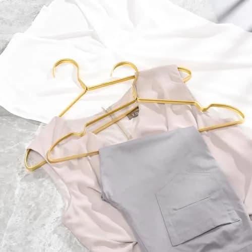 Amber Home 40 Pack Premium Matte Gold Aluminum Coat Hangers, 41.9cm (16.5") | Organize Your Wardrobe thumbnail 4