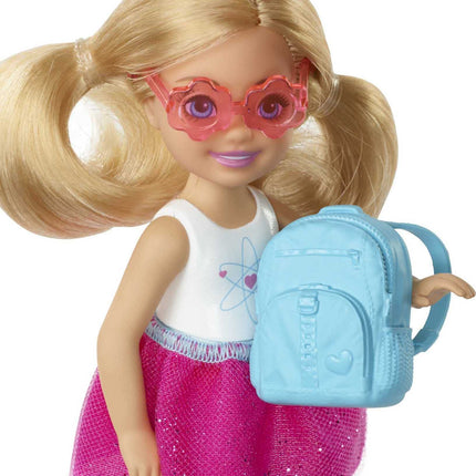 Barbie Dreamhouse Adventures Doll & Accessories, Travel Set with Blonde Chelsea Small Doll, Puppy, Carrier & Backpack that Opens